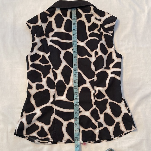 Sleeveless Blouse Snap Front in Safari Print - Picture 4 of 6